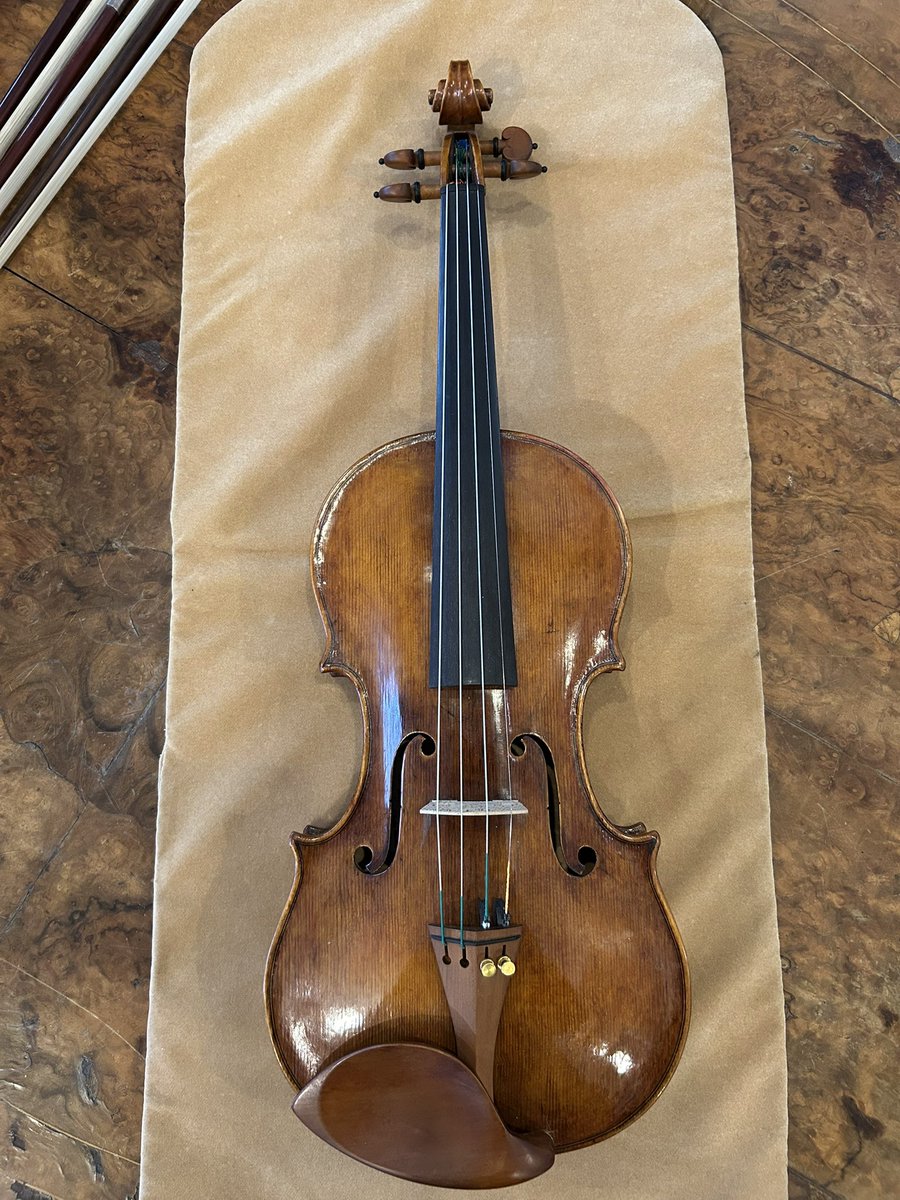 sakiya_violin24's tweet photo. 誕生日最後の発表。

私の弾くロジェリを基に、モダンサイズでコピーした稲葉英介さん@ng58737 の作品が、来春頃@SartoryTokyo で1挺販売します！

新作とは思えない豊かな低音、倍音輝く高音。セットアップやネック、ボディの��たり方など、完成後も僭越ながら﨑谷仕様にして頂きました。お楽しみに！ https://t.co/hCdYkHYPk1