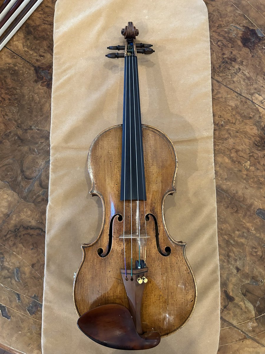 sakiya_violin24's tweet photo. 誕生日最後の発表。

私の弾くロジェリを基に、モダンサイズでコピーした稲葉英介さん@ng58737 の作品が、来春頃@SartoryTokyo で1挺販売します！

新作とは思えない豊かな低音、倍音輝く高音。セットアップやネック、ボディの��たり方など、完成後も僭越ながら﨑谷仕様にして頂きました。お楽しみに！ https://t.co/hCdYkHYPk1