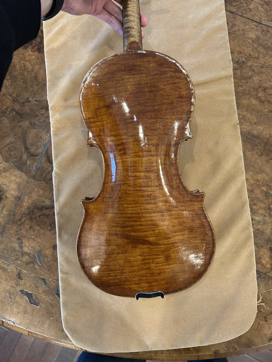 sakiya_violin24's tweet photo. 誕生日最後の発表。

私の弾くロジェリを基に、モダンサイズでコピーした稲葉英介さん@ng58737 の作品が、来春頃@SartoryTokyo で1挺販売します！

新作とは思えない豊かな低音、倍音輝く高音。セットアップやネック、ボディの��たり方など、完成後も僭越ながら﨑谷仕様にして頂きました。お楽しみに！ https://t.co/hCdYkHYPk1