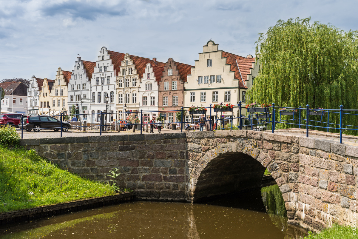 Doet dit stadje je aan Nederland denken? 😍 Het "Holländerstädtchen" Friedrichstadt ligt ten zuiden van Husum en werd in de 17e eeuw gesticht voor vluchtelingen uit de Nederlanden. 🇳🇱 #DuitslandDichtbij