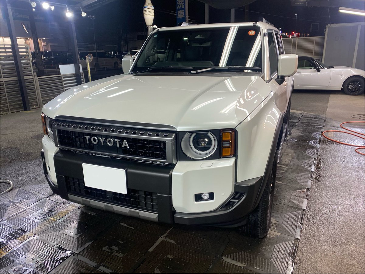 chopper_sensha's tweet photo. ランドクルーザー250
納車してそのままご来店🚗サイズでは全長5m弱なのに、もっと大きく見える。形状による錯覚かな。タイヤのトレッドにまだ緑と赤線が入ってる😄
#ランドクルーザー250
#zymol https://t.co/MmbyG0duin