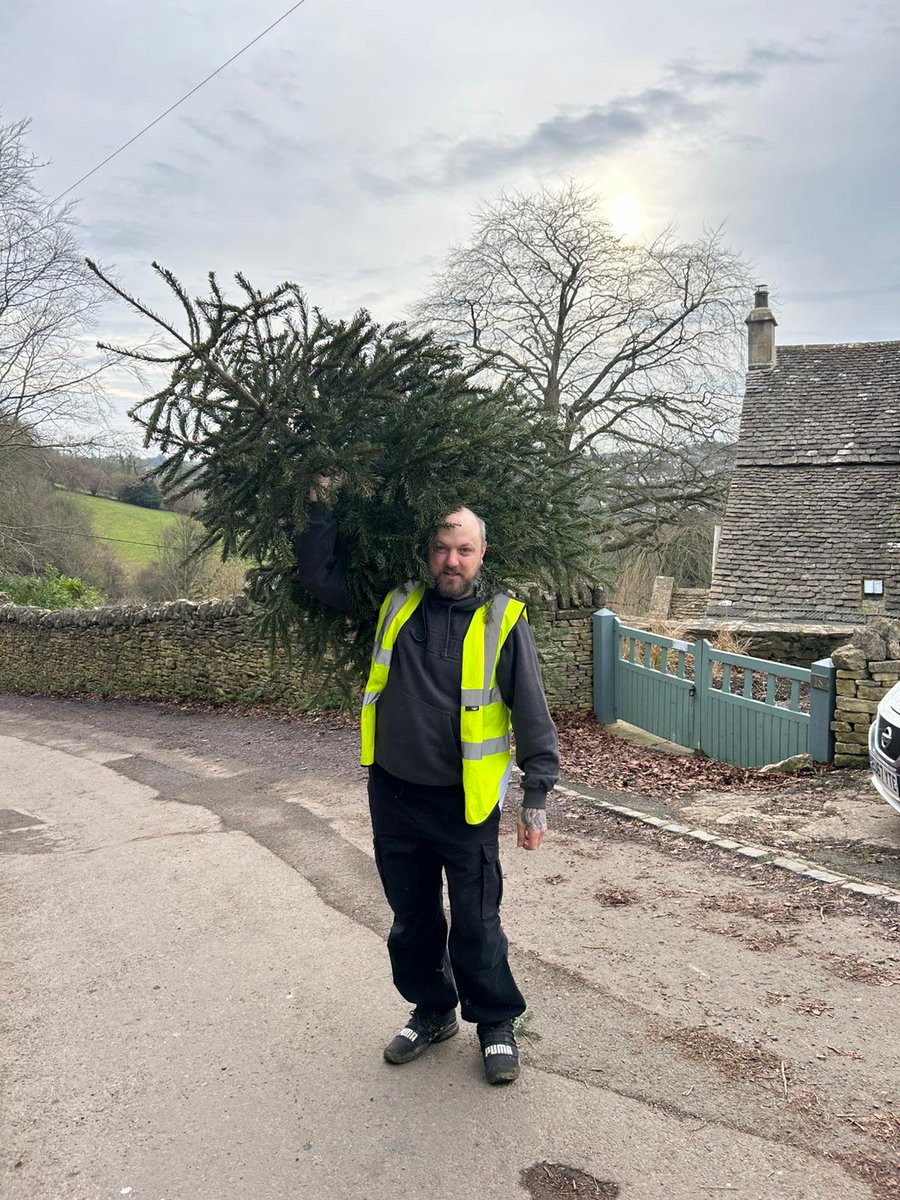 howardtenens's tweet photo. Our very own Jamie Hartles and Jamie Lancaster are out and about in Stroud today, collecting trees on behalf of Longfield Hospice! 🌲💚 If you spot them, be sure to give them a wave! 👋😊

#LongfieldHospice #TreeCollection #Support https://t.co/4RBQYXtL3s