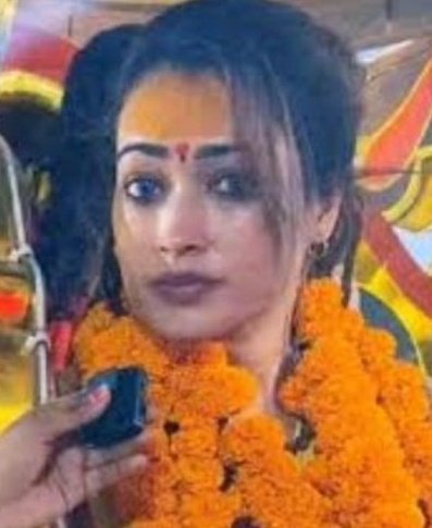 KraantiKumar's tweet photo. यह महिला सम्मान योग्य है. इस महिला का सम्मान कीजिए. सांसारिक जीवन में रहना है या आध्यात्मिक जीवन में जाना है,

यह व्यक्ति का निजी निर्णय है.

मैं जजमेंटल नही हूँ, आप लोग भी जजमेंटल मत बनिए.

समस्या इस महिला में नही है. समस्या लोगों की नजर में है. रिपोर्टर ने भी इसलिए सवाल पूछा क्यों कि ये महिला खूबसूरत है.

सोशल मीडिया पर लोग ट्रोल कर रहे हैं, फ़ोटो वायरल कर रहे हैं. पुरानी वीडियो वायरल कर रहे हैं, इसका एक ही कारण है महिला का आकर्षक होना.

पृथ्वी पर कोई भी घटना अकारण नही घटती. सबके पीछे कुछ न कुछ कारण होता है. ओशो ने कहा है... जाने दीजिए लभी लिख दूंगा तो आप लोग बुरा मान जाएंगे.