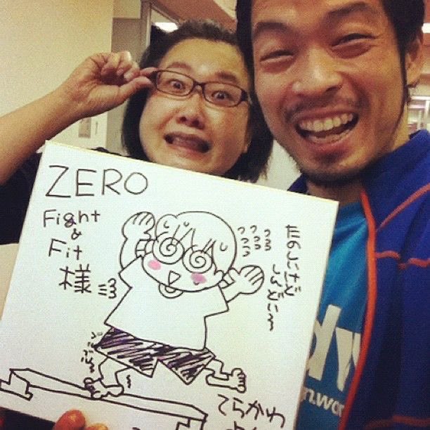 pakepuri's tweet photo. 13年前てらかわよしこ先生に書いてもらった色紙。そしてファイトアンドライフの取材漫画。。！この色紙大切にしております。
突然のご逝去の報。。謹んでご冥福をお祈りいたします。 https://t.co/ihhHxIjnVc