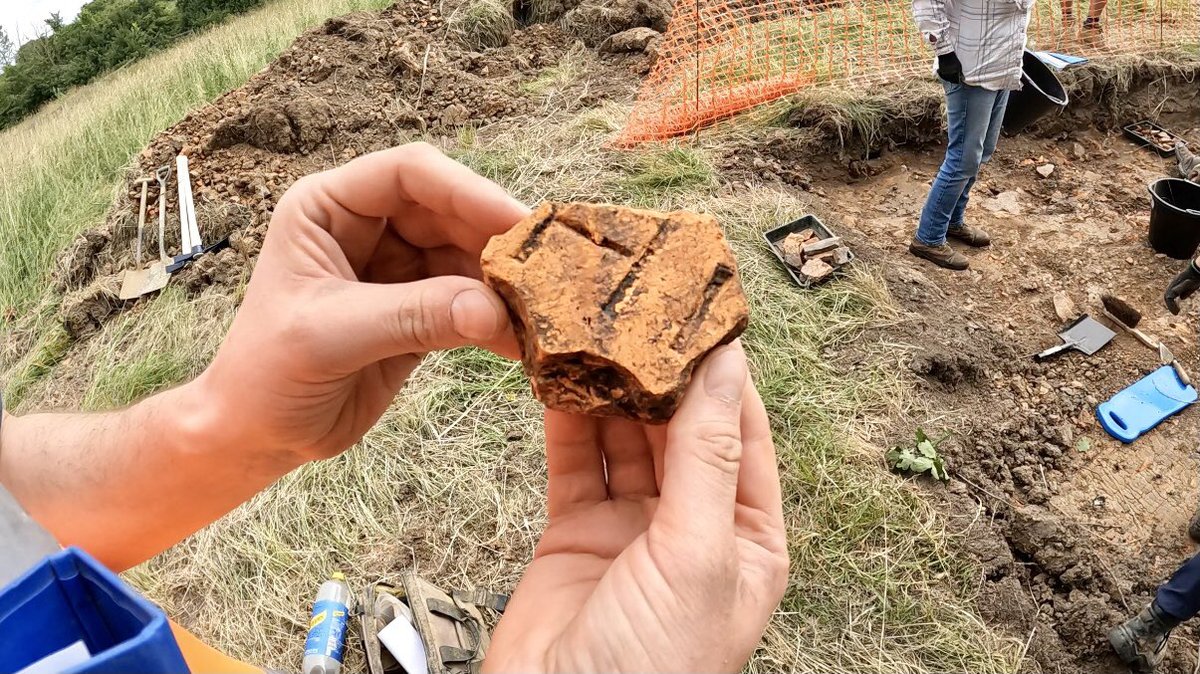 CotswoldArch's tweet image. 🧱 Alert to all #Tileophiles! 🧱

If you've been following our community excavation at Brandier Farm, you already know Peter—the Roman tile expert who can turn anyone into a tile enthusiast. Over the past three years, we’ve unearthed 9.4 tonnes of Roman tiles, and now it’s time…