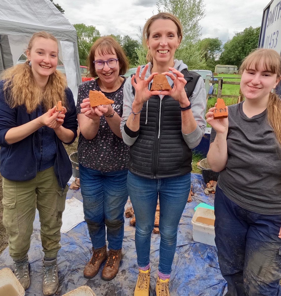 CotswoldArch's tweet image. 🧱 Alert to all #Tileophiles! 🧱

If you've been following our community excavation at Brandier Farm, you already know Peter—the Roman tile expert who can turn anyone into a tile enthusiast. Over the past three years, we’ve unearthed 9.4 tonnes of Roman tiles, and now it’s time…