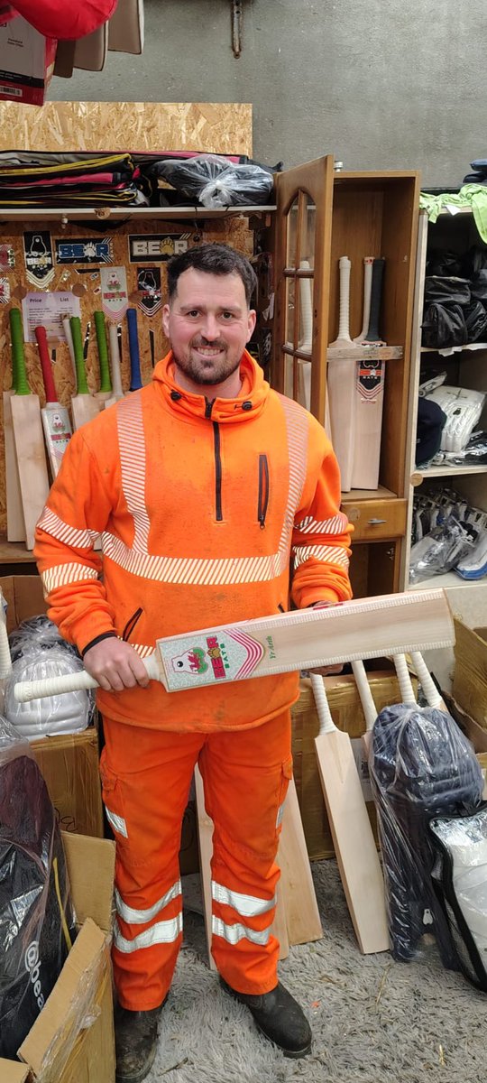 bats_bear's tweet photo. Great to welcome @LlanelliCricket power hitter @RhydianMorgan to the workshop this afternoon. Rhydian took advantage of our "Deal of the Month" and picked himself an unbelievable Players Grade bat. The boundaries in SWCA might have to be made bigger this season! https://t.co/UvRrtgePgZ