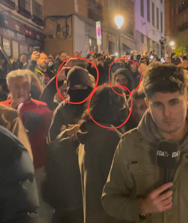 vitoquiles's tweet photo. Queridos amigos, quien genera problemas de orden público es esta gente. ¿O vosotros creéis que un reportero es más peligroso que un encapuchado? Lo que tenéis que hacer es identificarlos y comprobar sus antecedentes. Proteged a la ciudadanía de esta chusma de una maldita vez. https://t.co/hMXgef55fR