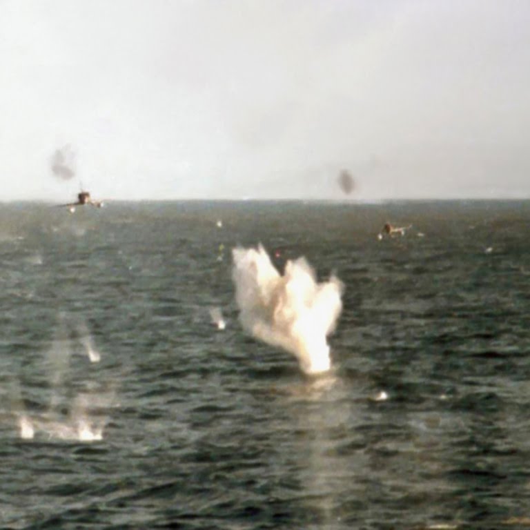 🇦🇷 Malvinas 🇦🇷
📍Fotografía de los Skyhawks volando a 10 metros sobre el mar, la foto fue tomada desde el buque inglés.