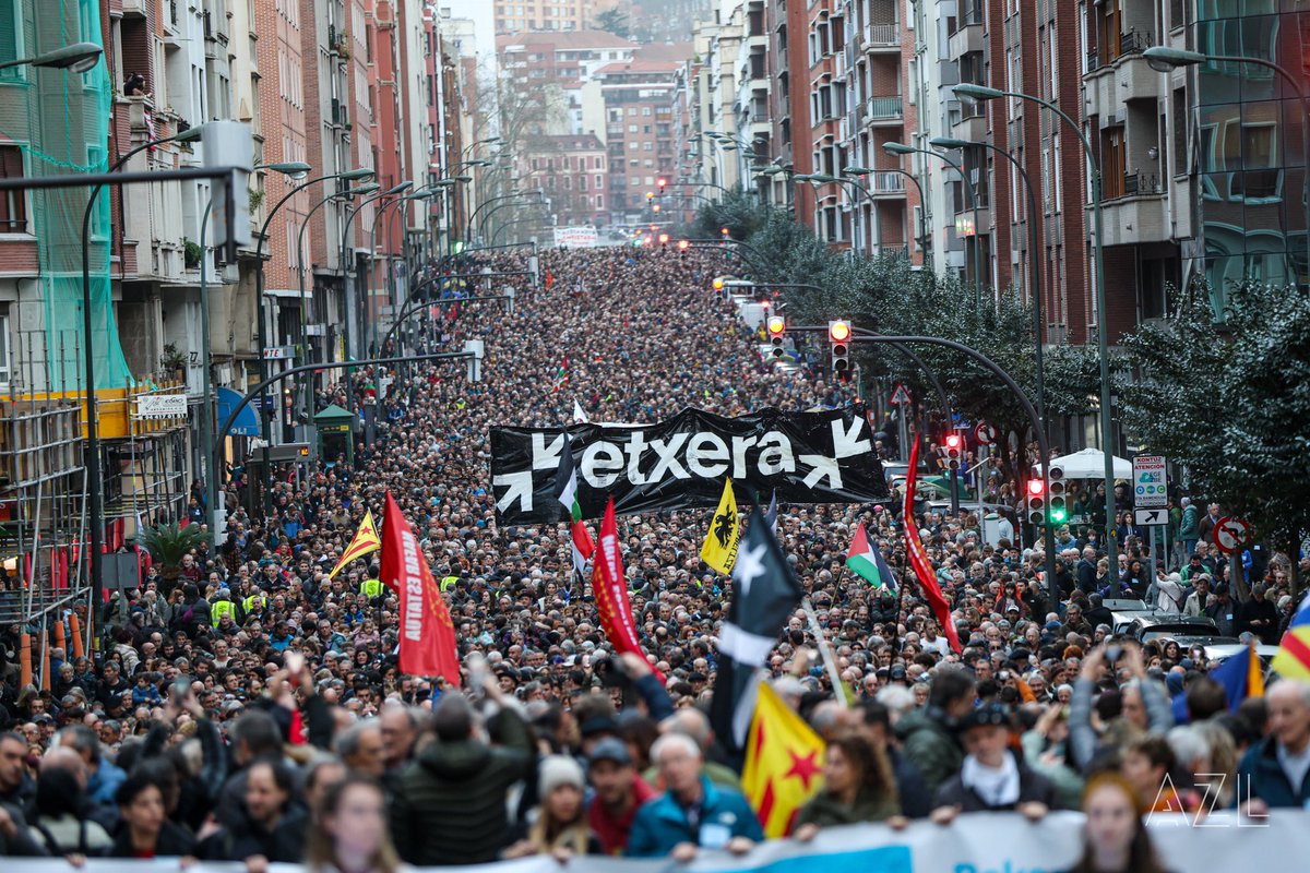 ernaigazte's tweet photo. Sinple bezain tinko, etxean behar ditugu behin betiko.
Larunbatean Euskal Presoen kontrako salbuespen politikaren kontra atera ginen kalera. #Etxera
#GazteonZuekin https://t.co/WeAwGd7MB0