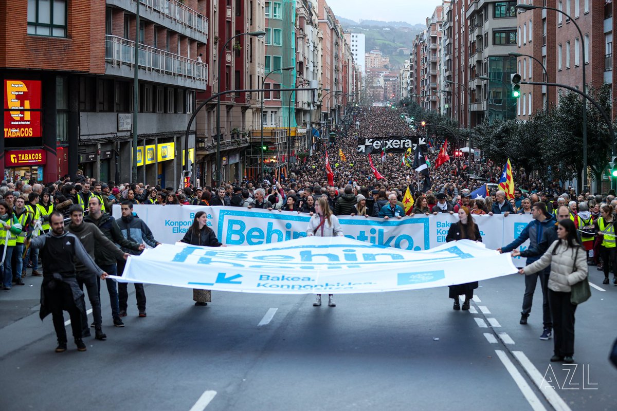 Sinple bezain tinko, etxean behar ditugu behin betiko.
Larunbatean Euskal Presoen kontrako salbuespen politikaren kontra atera ginen kalera. #Etxera
#GazteonZuekin