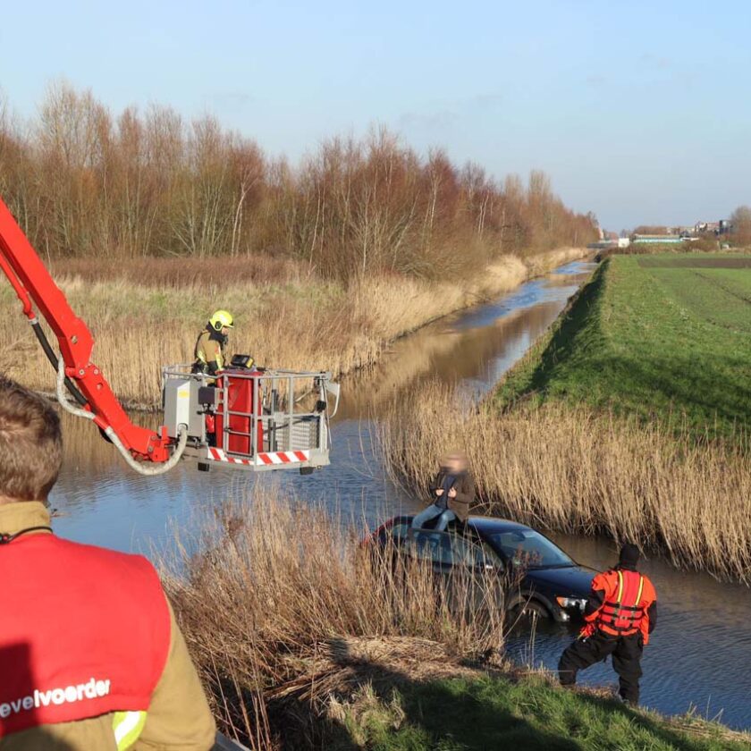 112meerlanden's tweet photo. #Zwaanshoek - Auto raakt van de weg en komt in water tot stilstand; bestuurder door brandweer van zijn dak gehaald - https://t.co/mVgj7BvRZD - #N205 #haarlemmermeer #vlnnieuws https://t.co/IScFGZYqhg