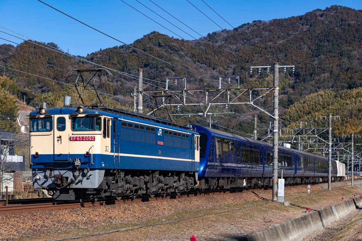 x2qjf's tweet photo. 2092号機、晴れの舞台でしたね。
独特なBMの回転音を聴きながら出区を見送り、ひかり号で先回り。10km程度の歩きを覚悟していましたが、焼津まで便乗させていただき、名所で皆様と喜びを分かち合うことができました。ご厚意に感謝です。
昼下がりには高島線に。新幹線、速いですね。
9863レ／2025.1.13 https://t.co/tJVwyBoSGM