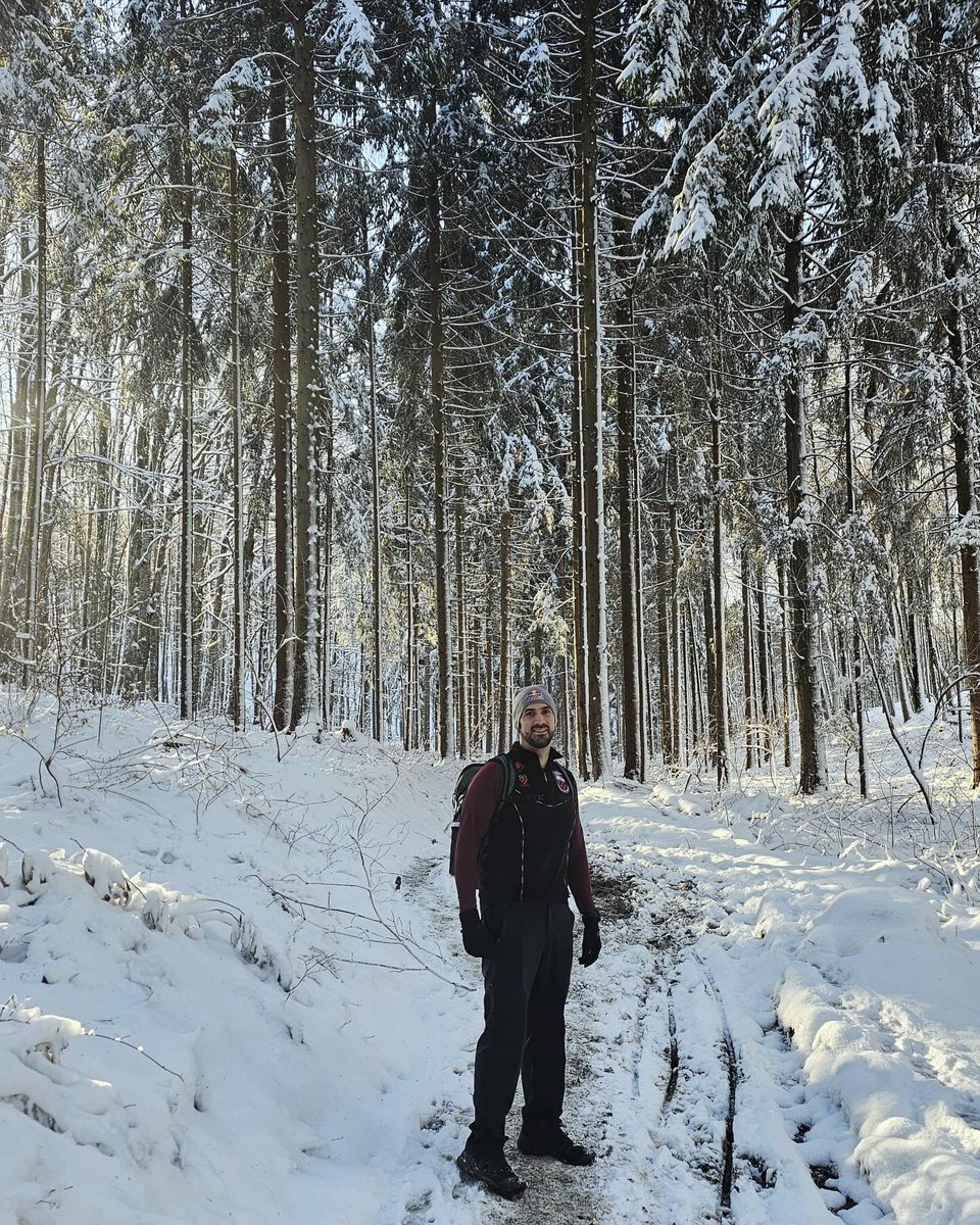 Temporarily swapping oars for mountain trails ❄️
#sinkovicbrothers #martinsinkovic #Japetic #hiking #snow