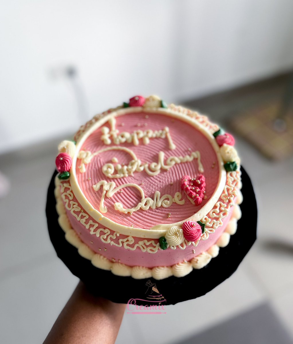 Do you prefer it simple or with decor?🥹😍

8” Buttercream Cakes - N18,000
Plus FREE cupcakes (this week only!)
Ready to order? Send us a DM!

#cakesinikorodu