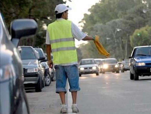 delpynews's tweet photo. ▶️ INDIGNANTE |😠

😒Cuidacoches cobran hasta G. 100.000 en zona del anfiteatro y discotecas de San Bernardino.💸

Si las personas dicen no tener efectivo, cobran por transferencias o alias.📱

👉Según la policía, son personas de la Chacarita que "aprovechan" la temporada alta.

Vía: @Juanctpy