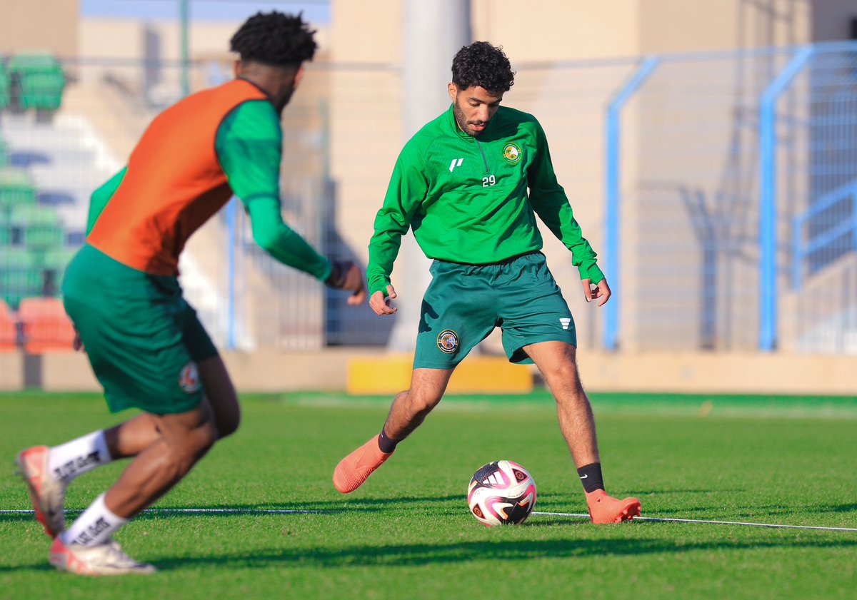 alrawdahclub's tweet photo. .
.

📸📸  |  بقيـادة المـدرب عـادل كـوار ،، نواصـل العمـل ⚽️👌

#الروضة #دوري_الدرجة_الثانية #sdl https://t.co/6aeP7CcfgM
