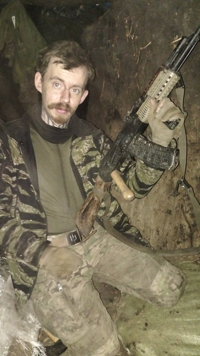 Десь на другому тижні стався прикрий казус - я кілометрів з 10 піздував в дощ по йобаному болоту вночі, ну і наїбнувся раз з дохуя. Коли вже почало світати, то напомацки обнаружив шо з моїм калашом шото не так, дивлюся - єбать єво в рот - я десь по дорозі проєбав рукоятку

Думаю