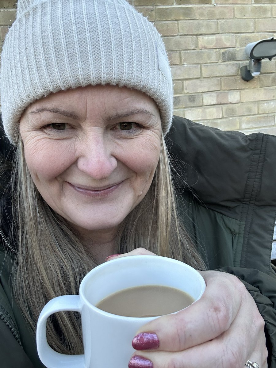 Lizzie_Chantree's tweet photo. It’s freezing here! What is the weather like where you are? #shouldbewriting https://t.co/RrM2geEkrv