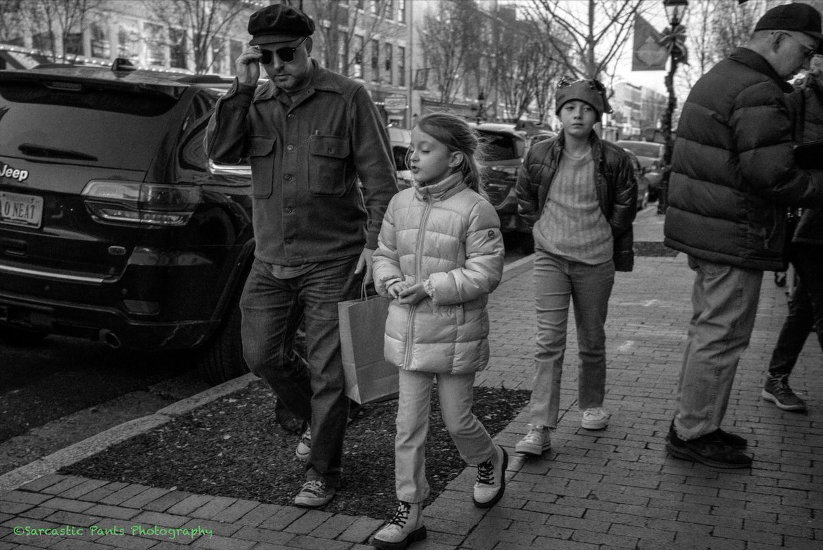 DB_sarcastico's tweet photo. Let’s go for a walk.
.
.
.
#streetphotography #blackandwhitephotography #monochrome #candidphotography #peoplewatching #documantaryphotography #dailylife #rangefindercameras #reddotcamera #leicam262 #leicarangefinder #leicaM #zonefocus #downtown #fredericksburgva #FXBG #virginia https://t.co/5bBEBVrY5M