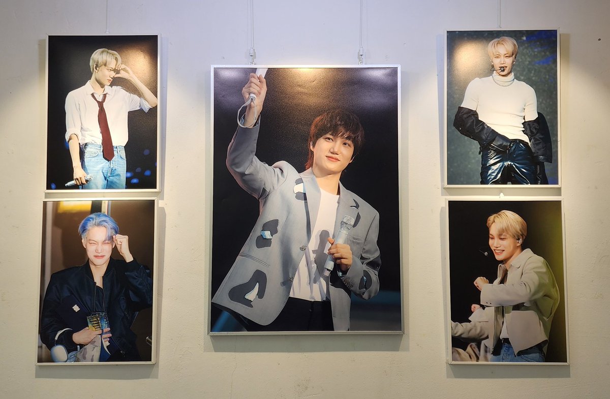 kksk0324's tweet photo. 카페 스타클링 2일차 

어제 생카 다녀와서 한참 지난 후에 카리보 포카홀더가 없는 걸 알고 꼭 가지고 말겠다는 굳은 의지로 재방문ㅋ MZ 감성 사진도 찍어보고ㅋ  종인이 미모에 1994011488 번째 또 반하고 옴😊 주최자님 정말 감사합니다🫶

#따뜻한_종인이의_겨울생일
#종인아_생일축하해 https://t.co/UkKrHkfdjn