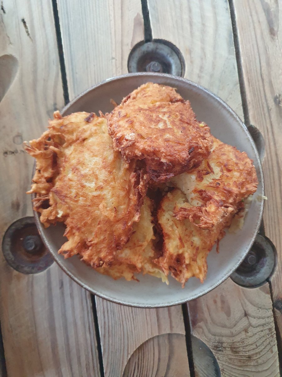 dvorah_tomer's tweet photo. Mon gars a fait des latkes pour la première fois (on est en retard) et c'était pas trop mal.
#latkes #mefaitespasunegreg https://t.co/UreJnmqlyP