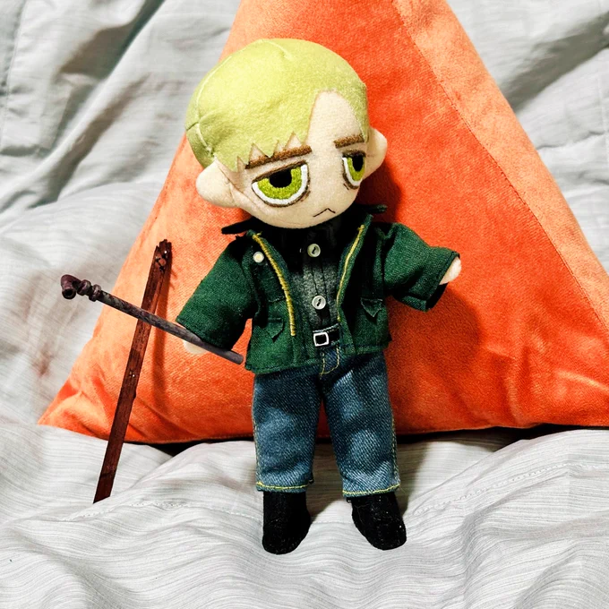 ジェイムスのぬいを作りました お気に入りの武器とライトも一緒に作成。 ちょっとずつ作り方間違えて下手だけどひと通り完成できて良かった。それぽく見えたら嬉しいです。 #SilentHill2Remake #JamesSunderland #Fanart
