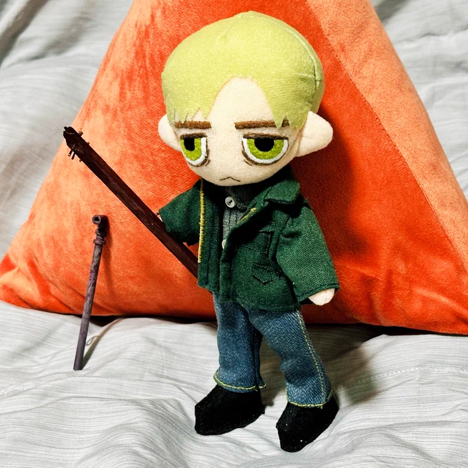 ジェイムスのぬいを作りました お気に入りの武器とライトも一緒に作成。 ちょっとずつ作り方間違えて下手だけどひと通り完成できて良かった。それぽく見えたら嬉しいです。 #SilentHill2Remake #JamesSunderland #Fanart