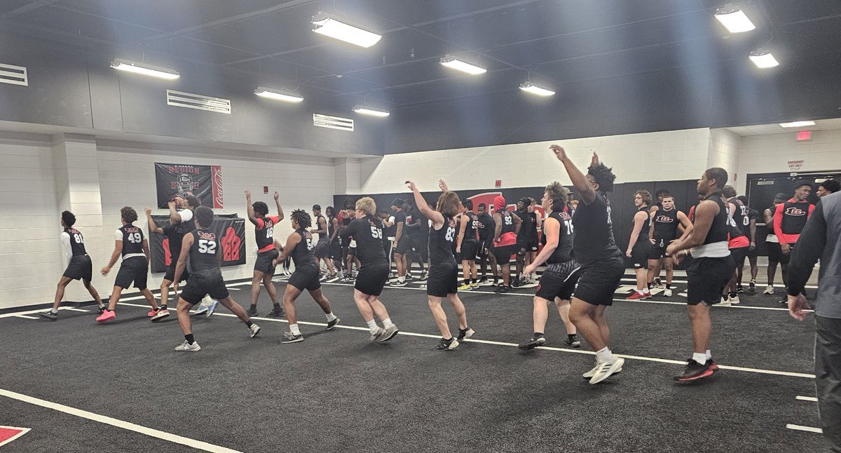 rockerlee229's tweet photo. Off to a great start this week in the Weight Room #JustWork https://t.co/vajS2ECk84