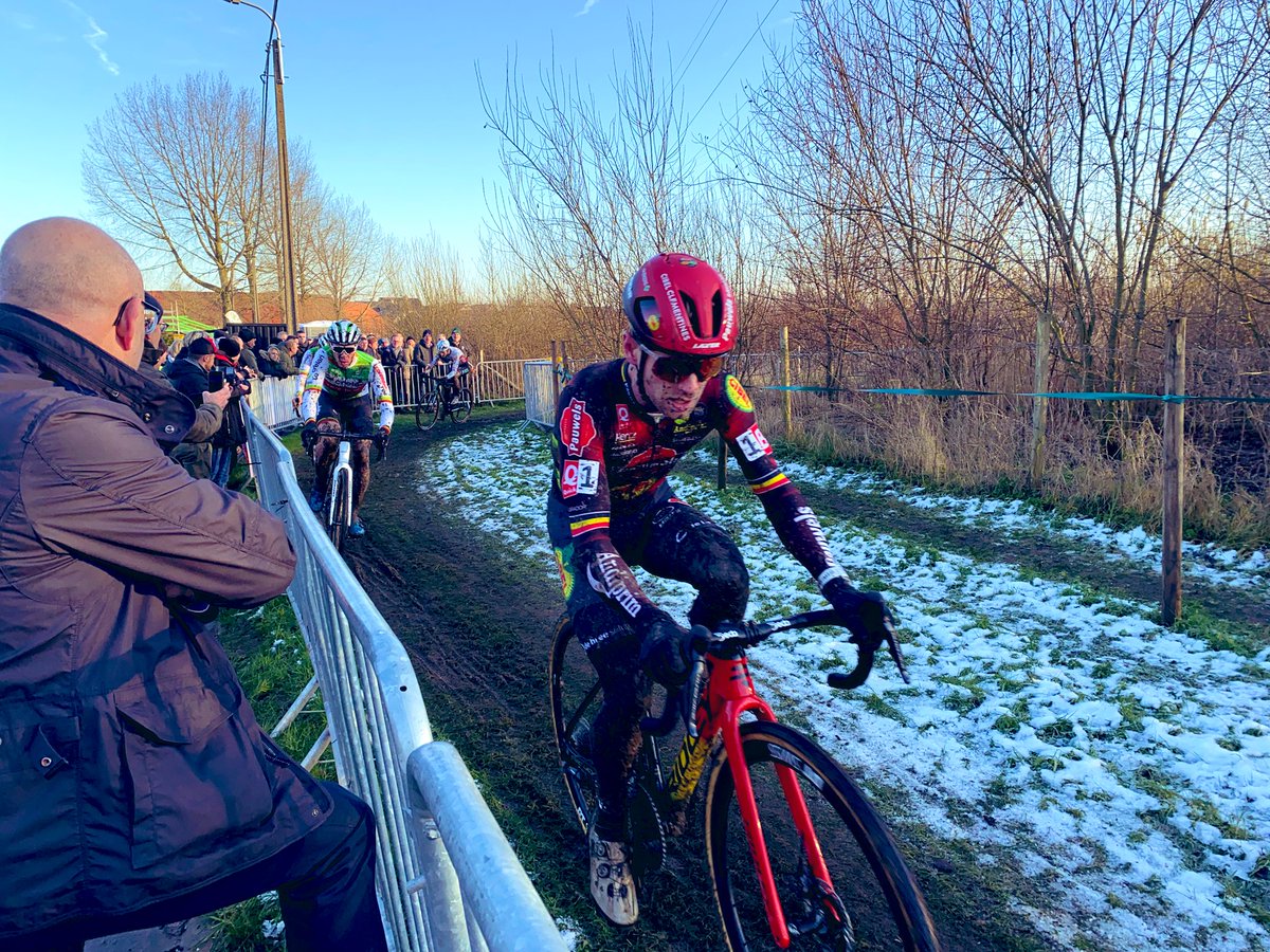 sporza_koers's tweet photo. Hergroepering halfweg de wedstrijd. Iserbyt, Wyseure, Sweeck en Adams vormen de kopgroep. Toon Aerts gaat op zoek naar de leiders.
#CXOtegem https://t.co/4NzDHWfPdY