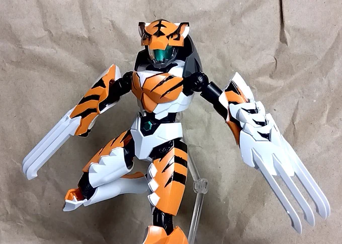 今年の干支に合わせて虎のプラモを作った。塗装するの初めてでヘタクソなんですけど楽しいですねこれ… 
