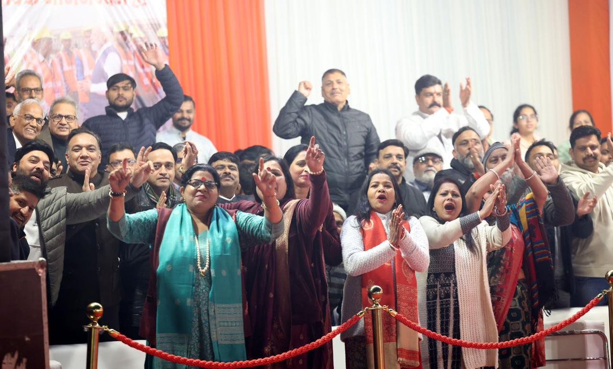 Lohri has a special significance for several people, particularly those from Northern India. It symbolises renewal and hope. It is also linked with agriculture and our hardworking farmers. 

This evening, I had the opportunity to mark Lohri at a programme in Naraina in Delhi.