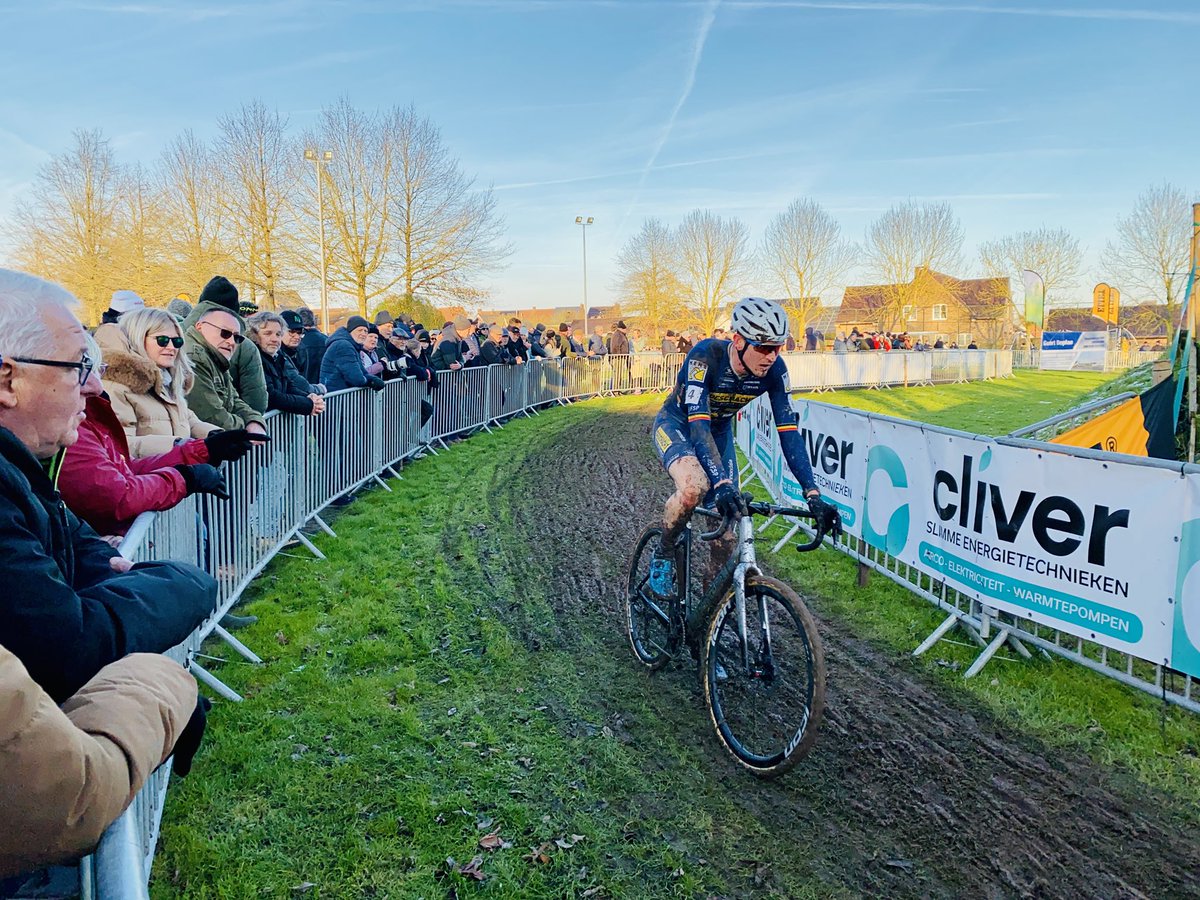 sporza_koers's tweet photo. Nog 3 rondes: Toon Aerts rijdt in 5e positie rond.
#CXOtegem https://t.co/tUDzTLi2f8