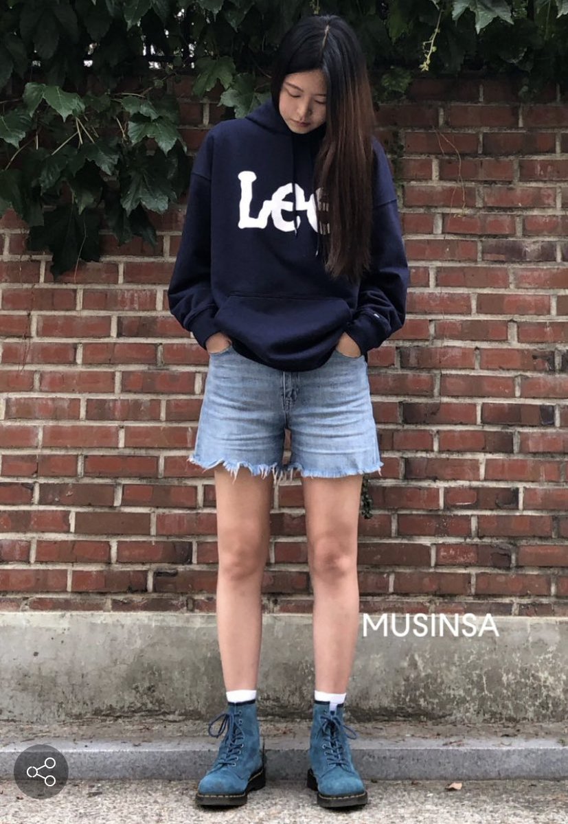 pmaun58's tweet photo. พร้อมส่ง / SALE‼️

เสื้อฮู้ด Lee สี Navy / Green
Size S อก 44.8" ยาว 68cm.

🔖 1,250.- รวมส่ง ems (ปกติ 3000++)

🛒สนใจสั่งซื้อ dm

#พร้อมส่ง #เสื้อlee #lee #musinsa #พรีออร์เดอร์เกาหลี #พรีเกาหลี #spao #hoodie #เสื้อกันหนาว https://t.co/U1Kv9sTx5c