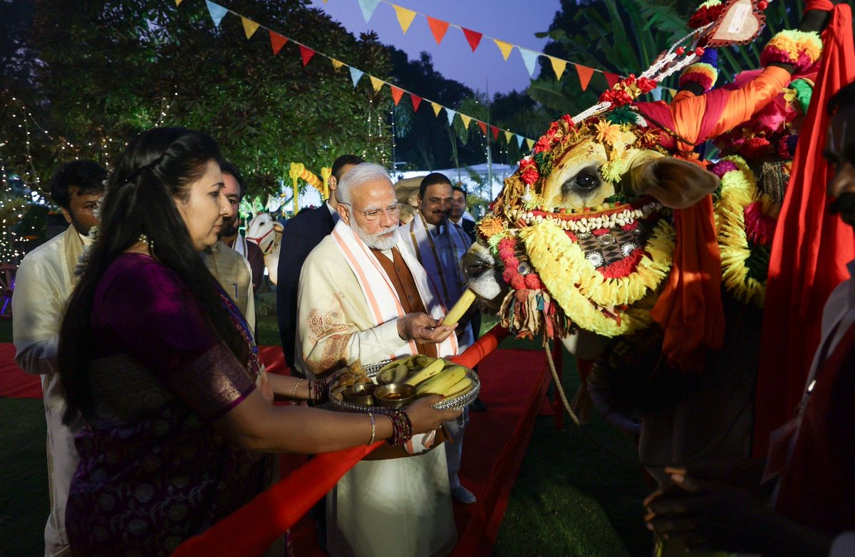 narendramodi's tweet photo. ನನ್ನ ಸಂಪುಟ ಸಹೋದ್ಯೋಗಿ ಶ್ರೀ ಜಿ. ಕಿಶನ್ ರೆಡ್ಡಿ ಅವರ ನಿವಾಸದಲ್ಲಿ ಸಂಕ್ರಾಂತಿ ಮತ್ತು ಪೊಂಗಲ್ ಆಚರಣೆಯಲ್ಲಿ ಭಾಗವಹಿಸಿದೆ. ಜೊತೆಗೆ ಅದ್ಧೂರಿ ಸಾಂಸ್ಕೃತಿಕ ಕಾರ್ಯಕ್ರಮಕ್ಕೆ ಸಾಕ್ಷಿಯಾದೆ.

ಭಾರತದಾದ್ಯಂತ ಜನರು ಸಂಕ್ರಾಂತಿ ಮತ್ತು ಪೊಂಗಲ್ ಹಬ್ಬವನ್ನು ಅತ್ಯಂತ ಉತ್ಸಾಹದಿಂದ ಆಚರಿಸುತ್ತಾರೆ. ಇದು ನಮ್ಮ ಸಂಸ್ಕೃತಿಯ ಕೃಷಿ ಸಂಪ್ರದಾಯಗಳಲ್ಲಿ ಆಳವಾಗಿ ಬೇರೂರಿರುವ ಕೃತಜ್ಞತೆ, ಸಮೃದ್ಧಿ ಮತ್ತು ಹೊಸತನದ ಆಚರಣೆಯಾಗಿದೆ.

ಎಲ್ಲರಿಗೂ ಸಂಕ್ರಾಂತಿ ಮತ್ತು ಪೊಂಗಲ್ ಹಬ್ಬದ ಶುಭಾಶಯಗಳು. ಎಲ್ಲರಿಗೂ ಸಂತೋಷ, ಉತ್ತಮ ಆರೋಗ್ಯ ಮತ್ತು ಸಮೃದ್ಧ ಸುಗ್ಗಿಯ ಋತುವನ್ನು ಹಾರೈಸುತ್ತೇನೆ.

@kishanreddybjp