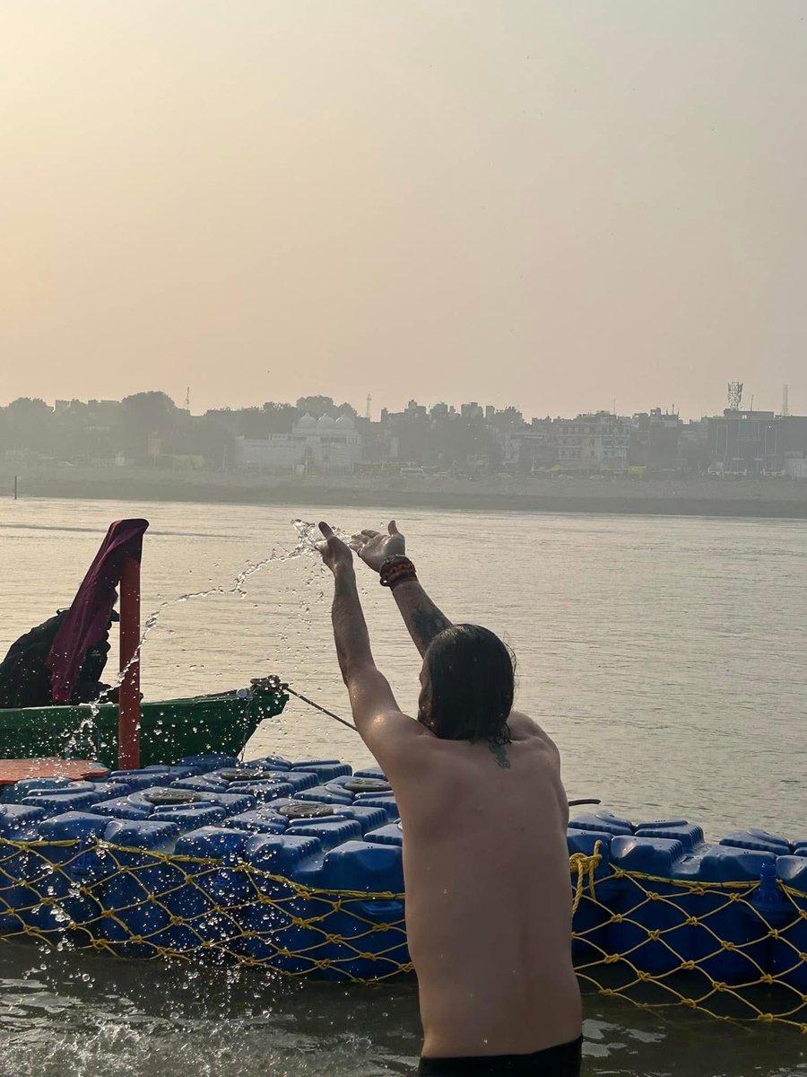 पौष पूर्णिमा (माघ स्नान प्रारंभ) के पावन पर्व पर विजय मुहूर्त में संगम तट पर संत चरण रज को माथे से लगाकर स्नान की पुण्याई हुई। 
व्यवस्थाओं को देखें तो अब तक का सर्वश्रेष्ठ महाकुंभ। 
ॐ नमः शिवाय 🔱🔱

#MahaKumbh #MahaKumbhMela2025 #MahaKumbh2025 #mahakumbh2025prayagraj