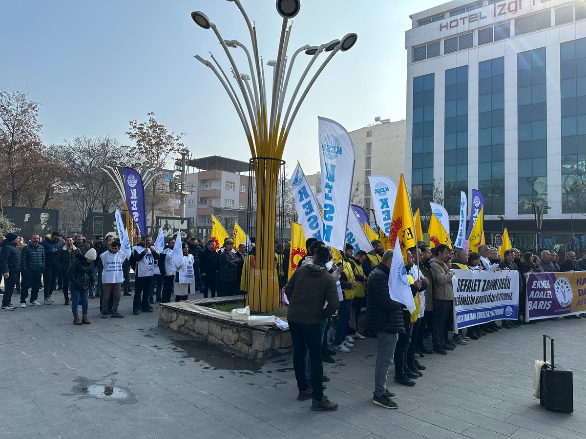egitimsenbatman's tweet photo. Batman #KESK Şubeler Platformu olarak; #Tüik ‘in sahte enflasyon oranlarıyla bize sefalet zamlarını reva gören Akp hükümetinin, %11,54 lük zammını kabul etmediğimizi haykırmak için Batman Yılmaz Güney Sergi alanında basın açıklaması düzenledik.  
#sefaletzammı nı kabul etmeyeceğiz.
#kesk #eğitimsen #ses #tümbelsen #tarımorkamsen #batman