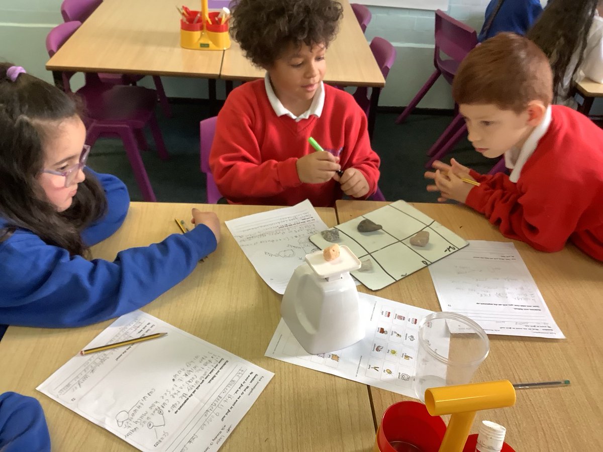 LarkHallPrimary's tweet photo. #lhtower #lhlondon #lhstu #lhblp We are finding out which rocks are sedimentary and which are igneous based on whether they are permeable and if they crumble. https://t.co/KOsyXjbx06