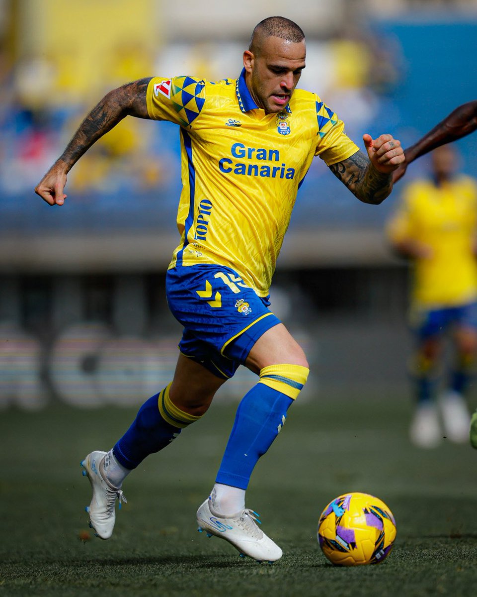 sandroramirez9's tweet photo. El tropiezo de ayer nos hará levantarnos más fuertes, estoy seguro 💪🏼 ¡Vamos todos juntos! 💛💙 https://t.co/FlRWyRftUr