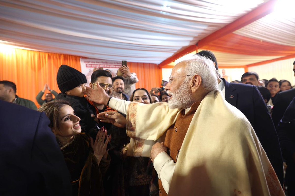 narendramodi's tweet photo. ਲੋਹੜੀ ਦਾ ਸਾਰੇ ਲੋਕਾਂ ਲਈ, ਖਾਸ ਕਰਕੇ ਉੱਤਰੀ ਭਾਰਤ ਦੇ ਲੋਕਾਂ ਲਈ ਵਿਸ਼ੇਸ਼ ਮਹੱਤਵ ਹੈ। ਇਹ ਨਵਿਆਉਣ ਅਤੇ ਉਮੀਦ ਦਾ ਪ੍ਰਤੀਕ ਹੈ। ਇਹ ਖੇਤੀਬਾੜੀ ਅਤੇ ਸਾਡੇ ਮਿਹਨਤੀ ਕਿਸਾਨਾਂ ਨਾਲ ਵੀ ਸਬੰਧਤ ਹੈ। 

ਅੱਜ ਸ਼ਾਮ, ਮੈਨੂੰ ਦਿੱਲੀ ਦੇ ਨਰਾਇਣਾ ਵਿੱਚ ਲੋਹੜੀ ਦੇ ਇੱਕ ਪ੍ਰੋਗਰਾਮ ਵਿੱਚ ਸ਼ਾਮਲ ਹੋਣ ਦਾ ਮੌਕਾ ਮਿਲਿਆ। ਜੀਵਨ ਦੇ ਵੱਖ-ਵੱਖ ਖੇਤਰਾਂ ਦੇ ਲੋਕਾਂ, ਖਾਸ ਕਰਕੇ ਨੌਜਵਾਨਾਂ ਅਤੇ ਮਹਿਲਾਵਾਂ ਨੇ ਜਸ਼ਨ ਵਿੱਚ ਹਿੱਸਾ ਲਿਆ। 

ਸਾਰਿਆਂ ਨੂੰ ਲੋਹੜੀ ਦੀਆਂ ਸ਼ੁਭਕਾਮਨਾਵਾਂ!