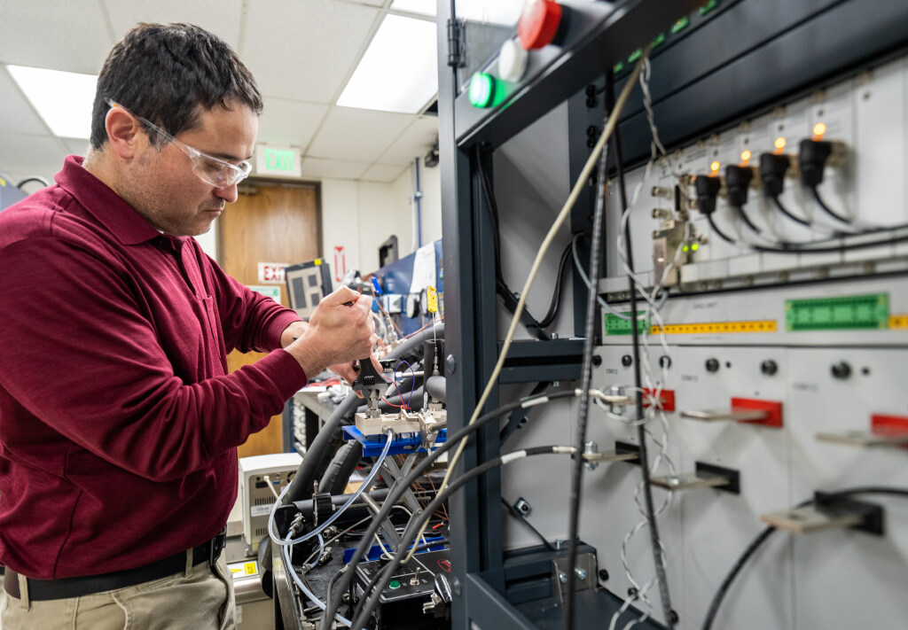 NatLabRockies's tweet photo. A “power”-ful new silicon carbide inverter developed by NREL and @JohnDeere scientists is now part of a production-intent program at John Deere.
Learn more ➡️ https://t.co/4wPeL9CZ2n
#NRELMobility https://t.co/9Jrk7RXlC5