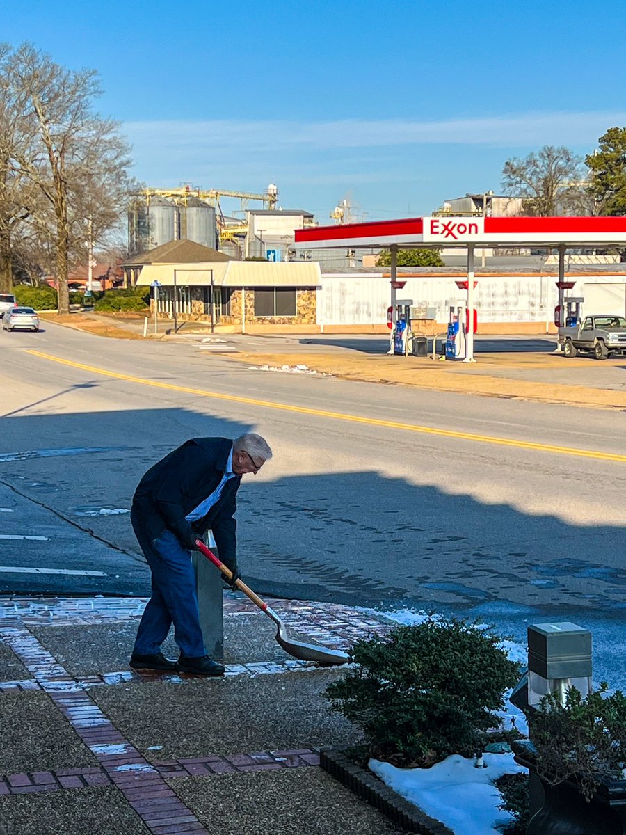 CommSpiritBank's tweet photo. Good Monday Morning! CSB is open & ready to serve you. Mr. Bolton is making sure the sidewalks are ice free & safe to use. ❄️🔷 #CommunityBanking #HeartOfService https://t.co/5MmWrVe2Oq