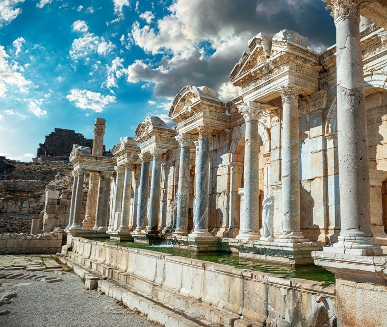 📍Sagalassos Antik Kenti 

📜 2.000 yıllık bir geçmişe tanıklık et! Burdur'un Ağlasun ilçesinde yer alan Sagalassos, Roma İmparatorluğu'nun önemli kentlerinden biri olarak tarihteki yerini almıştır. Görkemli tiyatrosu, anıtsal çeşmesi ve eşsiz manzaralarıyla ziyaretçilerini