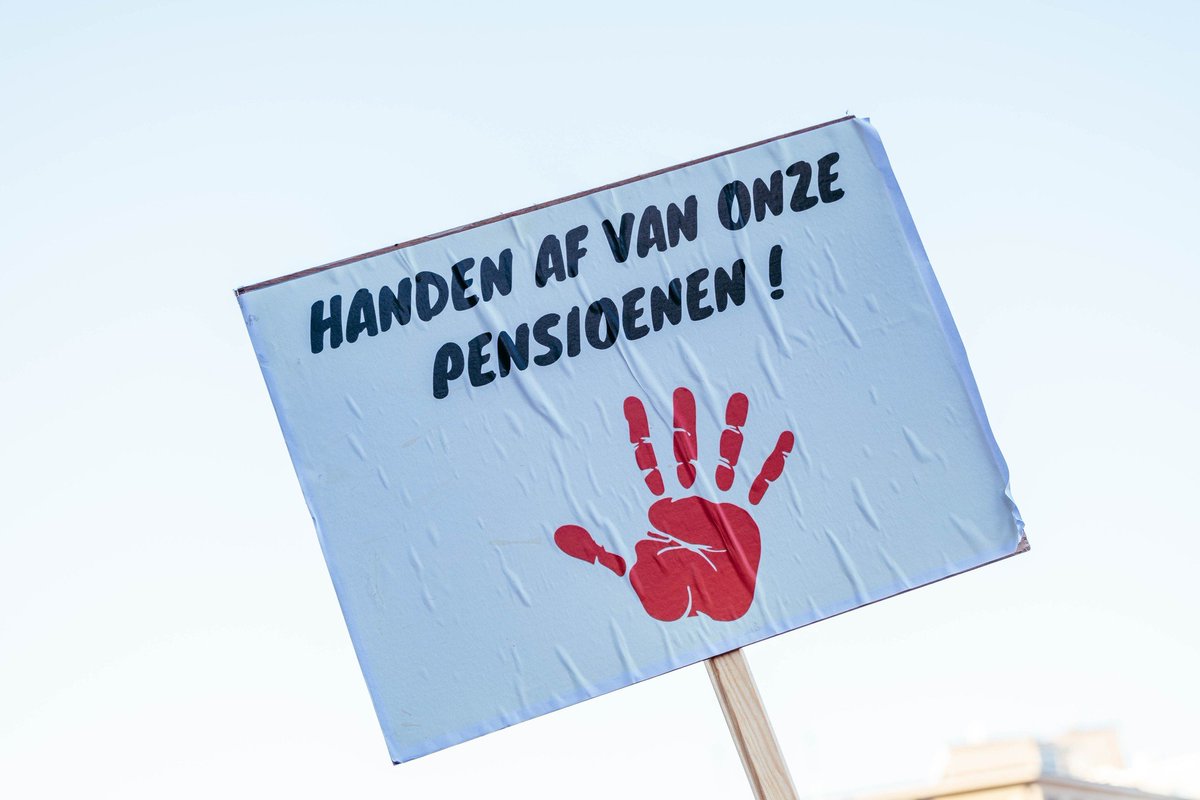 vakbondABVV's tweet photo. Met meer dan 30.000 in actie in Brussel ✊✊
✅ VOOR waardige #pensioenen voor álle werknemers!
❌ TEGEN de pensioenaanvallen van De Wever en Bouchez. https://t.co/py6BOGbvQc