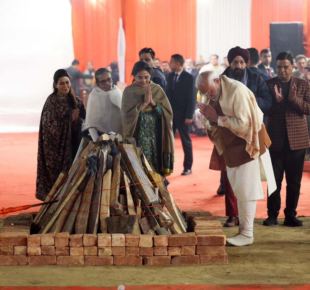 narendramodi's tweet photo. Some more glimpses from the Lohri programme in Delhi. https://t.co/bMbGuLwR3i