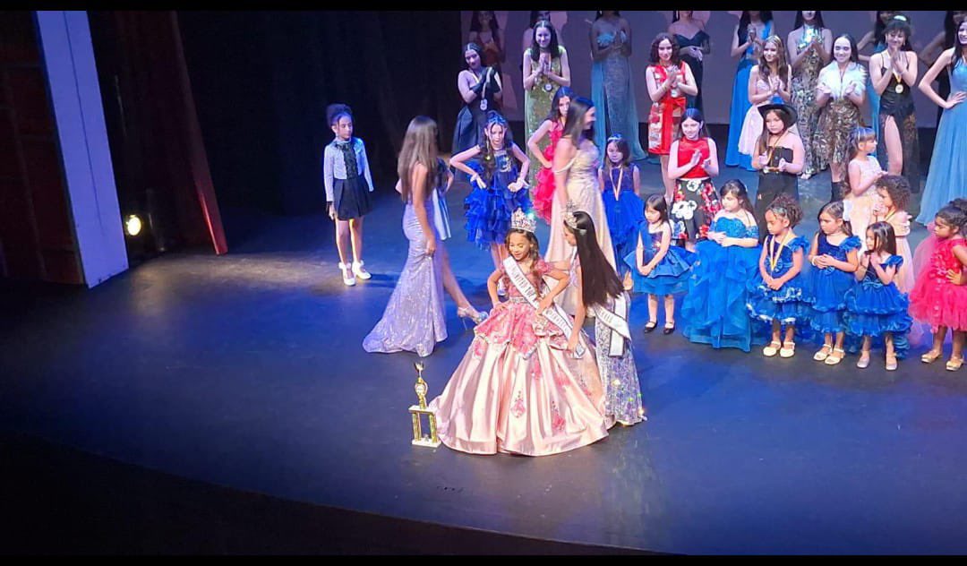 ¡Nuestra Reina Infantil, Mía Sofía Reyes González, se corona en el certamen Unlimited Top Model Overall! 🌟 Muchas felicidades por esta victoria y por representar con excelencia a nuestra Ciudad 5 Estrellas. 👑