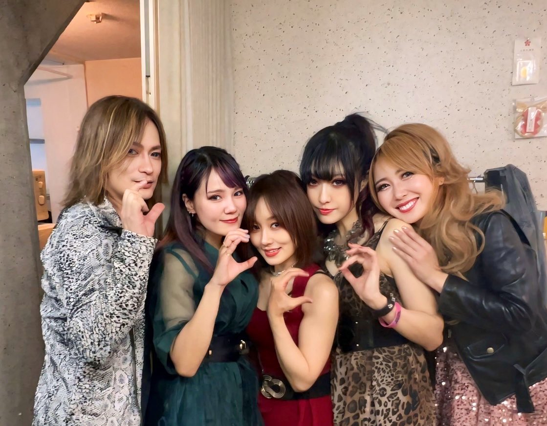 hangyooodon 素晴らしい音楽を目の当たりにすると、いらない感情や悪いこと全部ふきとんでいく気がする。  ちゅらメタルの信頼する華々しい女神達と一緒に音出せたのすごく嬉しかった🐍 来れなかった人の分も大きい声出しといたよ！ 2025年ヘヴィーにぶち ...
