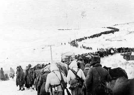 OSNMITALY's tweet photo. Ringraziate l'uomo dell'anno..Benito Mussolini. l'assassino di popoli.
13 gennaio 1943. Nelle intenzioni di Mussolini la campagna di Russia doveva essere il momento per mostrare il proprio orgoglio a fianco dell’alleato tedesco. Nel luglio del 1941 partirono 50 mila uomini dello Csir, il Corpo di spedizione italiano in Russia. Un anno dopo altri 200 mila uomini andranno a comporre l’Armir, l’ottava Armata italiana in Russia. Le divisioni, soprattutto quelle alpine, che parteciparono alla campagna, hanno nomi che sono leggenda : la Tridentina, la Julia, la Cuneense.

Il luogo di battaglia principale sarà il corso del fiume Don, su un fronte lungo oltre 300 chilometri. Dopo un’estate di combattimenti si arrivò all’inesorabile inverno russo con le temperature scese a oltre 30 gradi sotto lo zero e con i soldati italiani in divise di tela, scarpe bucate, poche munizioni, quasi senza cibo e con scarsissime comunicazioni fra i reparti.

I russi dilagarono a partire dal dicembre 1942 chiudendo sia i tedeschi che gli italiani in una sorta di sacca: si contarono migliaia di morti. Il 12 gennaio 1943 ci fu il secondo sfondamento sovietico ed il giorno seguente, il 13 gennaio iniziò la lunga, lenta e disperata ritirata delle truppe italiane. A piedi, senza cibo e vestiti adeguati, i nostri soldati girarono le spalle e guardarono le immense distese di neve e ghiaccio. Iniziò così il loro calvario.

L’ultima grande battaglia avvenne il 26 gennaio 1943 a Nikolajevska con le nostre truppe circondate in mezzo al nulla nel disperato e riuscito tentativo di sfondare l’accerchiamento per poi iniziare l’infinito viaggio di ritorno a piedi. In oltre due mesi di ritirata cadranno moltissimi dei già non molti sopravvissuti alle battaglie, altri verranno catturati ed internati. Le truppe italiane contarono in questa campagna 74 mila morti e 26 mila rimpatriati per ferite o congelamenti.

I racconti di Mario Rigoni Stern “ Il Sergente nella neve” e di Giulio Bedeschi “Centomila gavette di ghiaccio” rendono uno spaccato drammatico dell’odissea del ritorno.
 I caduti italiani nella campagna di Russia assommano secondo alcune stime a circa 90 mila. I morti sul fronte russo di tutti i Paesi impegnati nel conflitto furono circa 30 milioni di cui una buona metà di civili russi.Negli elenchi figurano 64.500 nominativi di italiani; di questi, 38.000 si riferiscono a prigionieri morti nei lager, 22.000 a rimpatriati – compresi i 12.000 ex internati dei tedeschi; per altri nomi, 2.000, non viene precisata la sorte; infine, vi sono circa In molti testi si raffronta il numero dei circa 90mila caduti e dispersi a fronte dei circa 220mila che costituivano l’8° Armata italiana in Russia (o Arm.I.R, che integrò il precedente Corpo di Spedizione Italiano in Russia o C.S.I.R.). Alcuni Storici, invece, lo raffrontano al numero di chi era schierato in linea, cioè circa 150mila , per significare ancora di più le dimensioni della tragedia.

Se poi alla mole immensa dei caduti o dispersi aggiungiamo che in quelle terre rimasero il 70% degli automezzi che vi erano stati mandati, l’80% dei quadrupedi, il 76% degli armamenti di reparto e il 97% delle artiglierie, la dimensione di disfatta prende corpo (M.Coltrinari, La guerra italiana all’URSS – 1941-1943 Le operazioni, ed. Nuova Cultura Roma 2010, pag. 163)2.500 fra nomi ripetuti – 307 solo per gli ufficiali –
#13gennaio