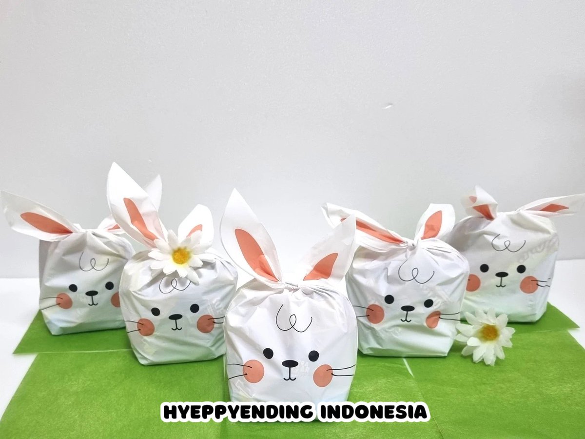 hellobungz's tweet photo. We prepared Indonesian snacks to all actors and staffs of <Human From Today>🐰

We wrapped it with special box for our Hyeyoon, Actor Lomon, Director Kim Jeong Kwon, and Hyeyoon's manager & team😊

Snacks: Beng-beng, Kopiko candies, Gery Saluut, Tango, Richeese Nabati Ahh, and  Deka Crepes Choco Banana♡

Actually we ordered just to wrap it in plastic or zipper bags
but sajang-nim wrapped it with cute rabbit plastic🥹🐰🐰

🔗https://t.co/828Yy32qc5 

cc: @HamunKang1

#KimHyeYoon #김혜윤 #HumanFromToday #오늘부터인간입니다만