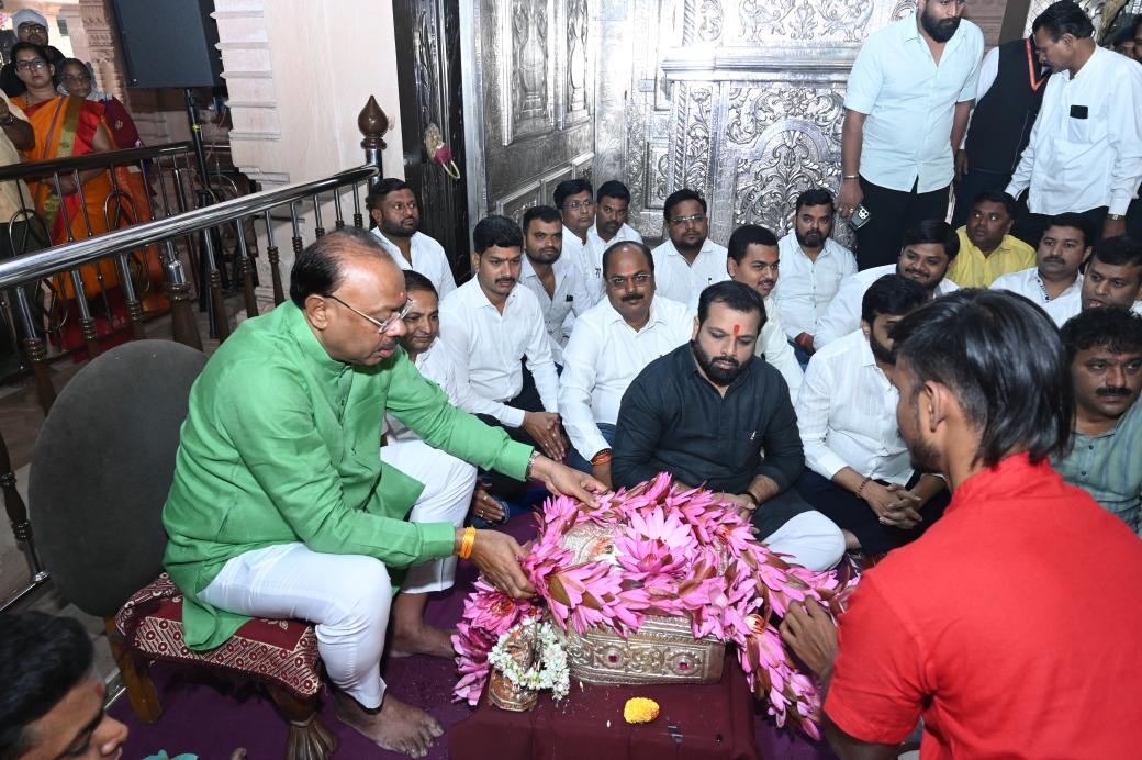 cbawankule's tweet photo. आज माझ्या वाढदिवसानिमित्त श्री महालक्ष्मी जगदंबा माता संस्थान, कोराडी येथे आई जगदंबेला अभिषेक केला. मातेचे आशीर्वाद घेतले. कोराडी येथील श्री महालक्ष्मी जगदंबा माता माझ्यासह अनेकांचे आराध्य दैवत आहे. अखंडपणे जनतेची सेवा करण्यासाठी मातेकडे बळ मागितले. तसेच, सर्वांच्या सुख समाधान व समृद्धीची मातेकडे प्रार्थना केली.

#BJP #Maharashtra #ChandrashekharBawankule